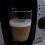 Das Tassimo-System ist eine Marke für Kaffeekapselmaschinen, die von Bosch und Kraft Foods (jetzt Mondelez International) entwickelt und vertrieben wird. Es wurde erstmals 2004 in Deutschland eingeführt und hat sich seitdem zu einer beliebten Option für Kaffeeliebhaber entwickelt.
