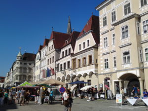Jedes Jahr im Juli bietet der Gewerbeflohmarkt in Steyr jede Menge Schnäppchen beim Abverkauf der Geschäfte im Zentrum