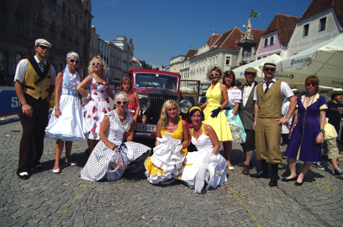 Oldtimerfans bei der Ennstal Classic am Steyrer Stadtplatz