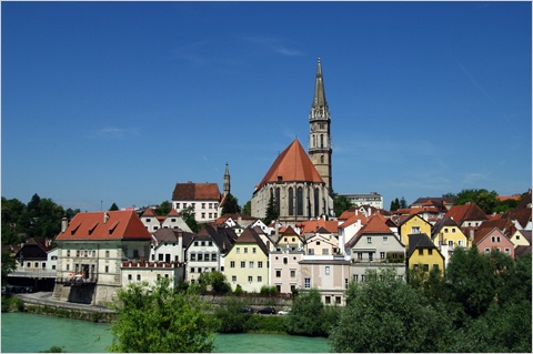Blick über die Enns Richtung Altstadt mit der Stadtpfarrkirche