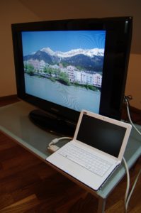 An den Samsung LE 32 B 450 lassen sich per VGA oder HDMI auch PCs oder Notebooks anschließen.