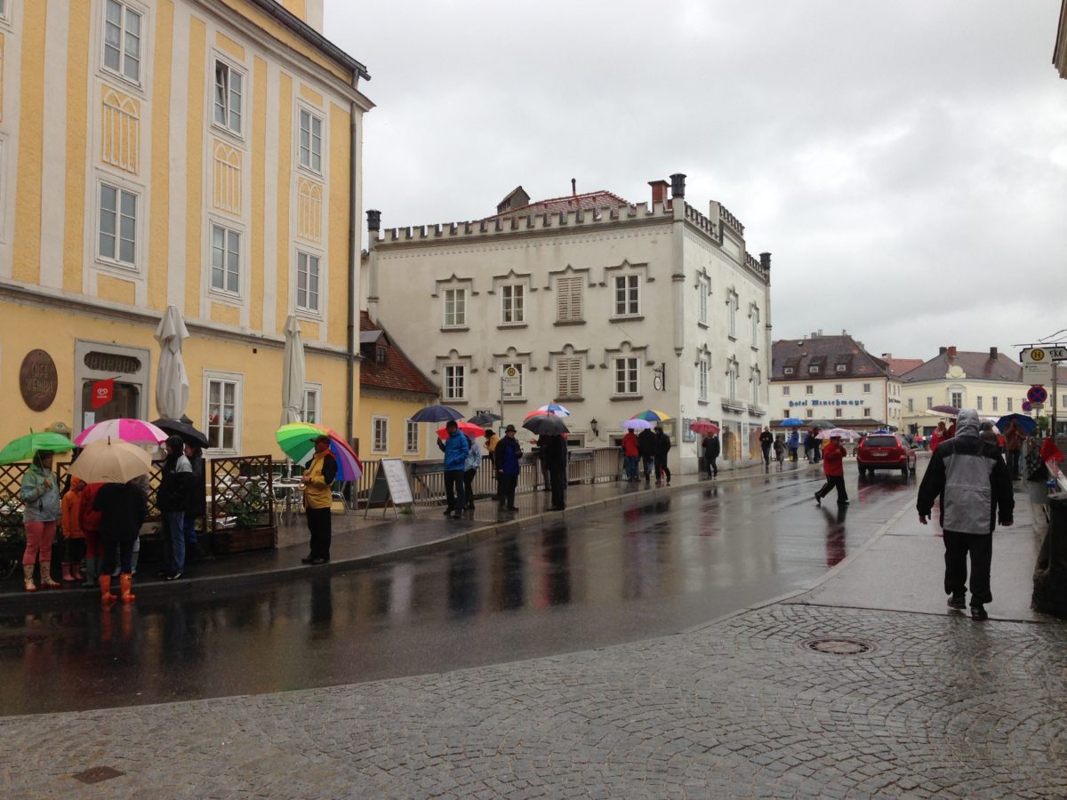 Viele Schaulustige interessierten sich in Zwischenbrücken für den Wasserstand. Hier fließt die Steyr in die Enns.