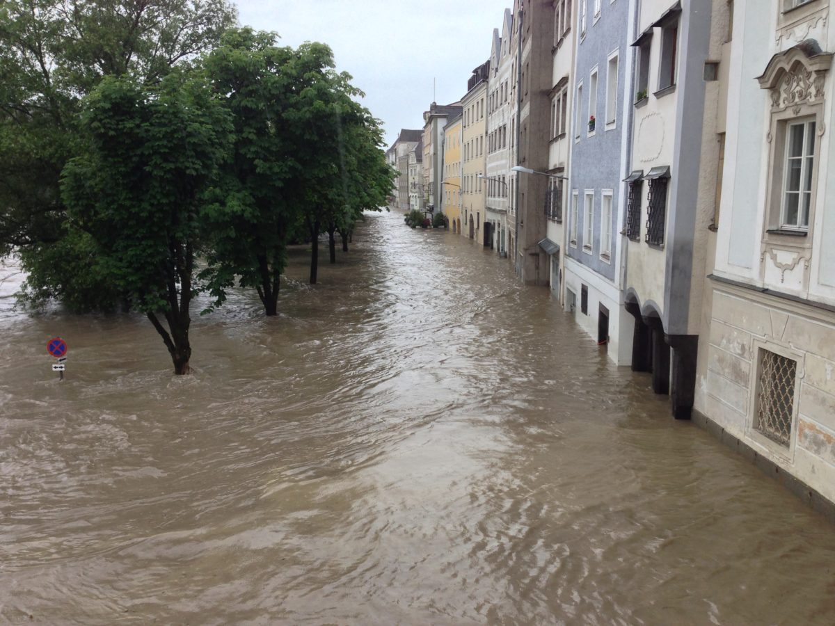 Der Ennskai wurde von den braunen Fluten eingenommen.