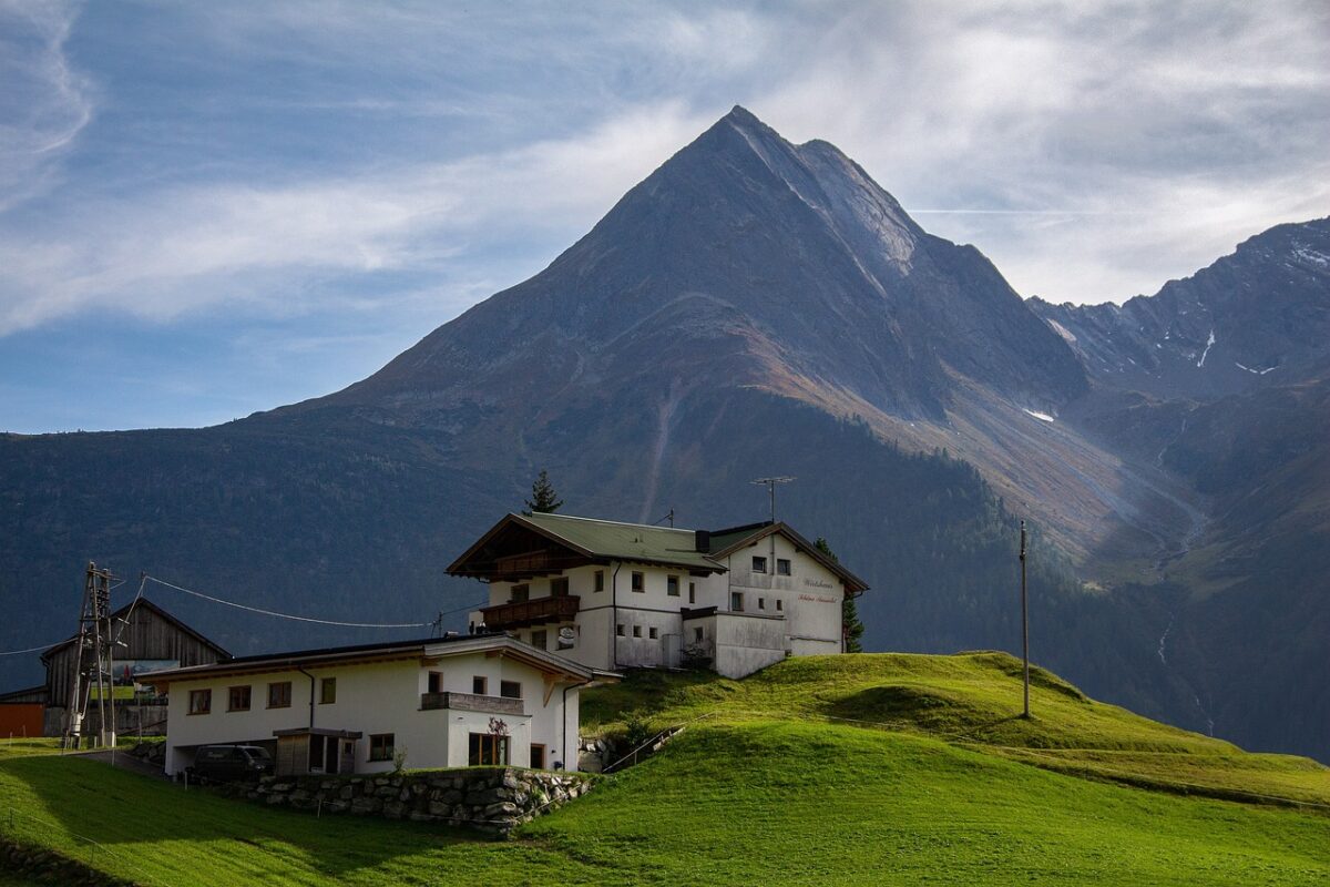 Der Hahlkogel ist Teil eines beeindruckenden Bergmassivs und ist von anderen bekannten Gipfeln wie dem Gurglertal im Norden und dem Gaisberg im Süden umgeben. (Foto: Michael Treu/Pixabay)