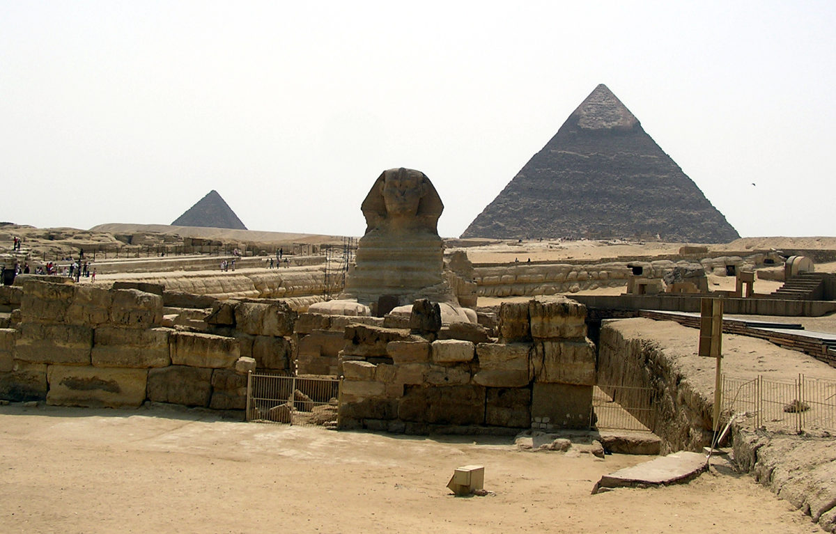 Eine der bekanntesten Sehenswürdigkeiten in Ägypten: Die Pyramiden mit der Sphinx (Foto: Mabdalla - Wikimedia Commons/Public Domain)