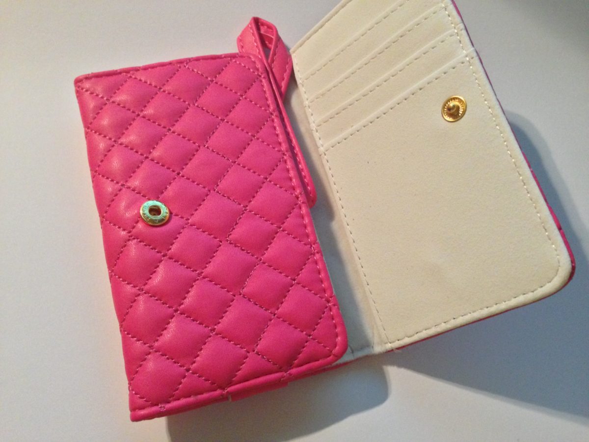 Das Sandberg FashionWallet 4/4S/5/5S bietet praktische Steckfächer für Bankkarten oder Geld (Foto: nurido.eu)