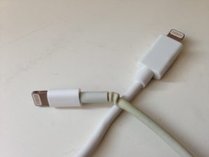 Ein Original-Lightning Kabel von Apple (links) und ein zertifzierter Nachbau von Sandberg (rechts) im Vergleich