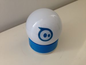 Der Sphero 2.0 wird per Bluetooth mit einem iOS-Gerät verbunden.