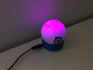 Der Sphero 2.0 leuchtet und blinkt in verschiedenen Farben.