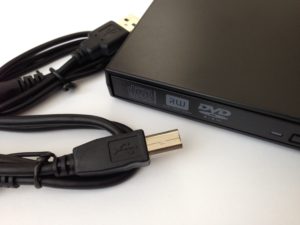 MacBooks lassen sich ganz einfach per USB um ein DVD- bzw. Blu-ray-Laufwerk erweitern