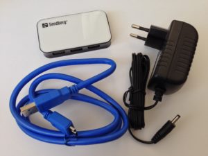 Durch einen USB 3.0-Hub mit zusätzlicher Stromversorgung lassen sich viele weitere Geräte an ein Apple Notebook anschließen