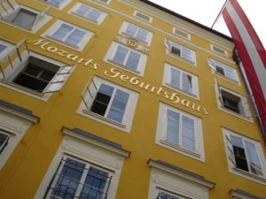 Mozarts Geburtshaus in der Stadt Salzburg (Foto: Wikimedia Commons - Jonathan White / Public Domain)