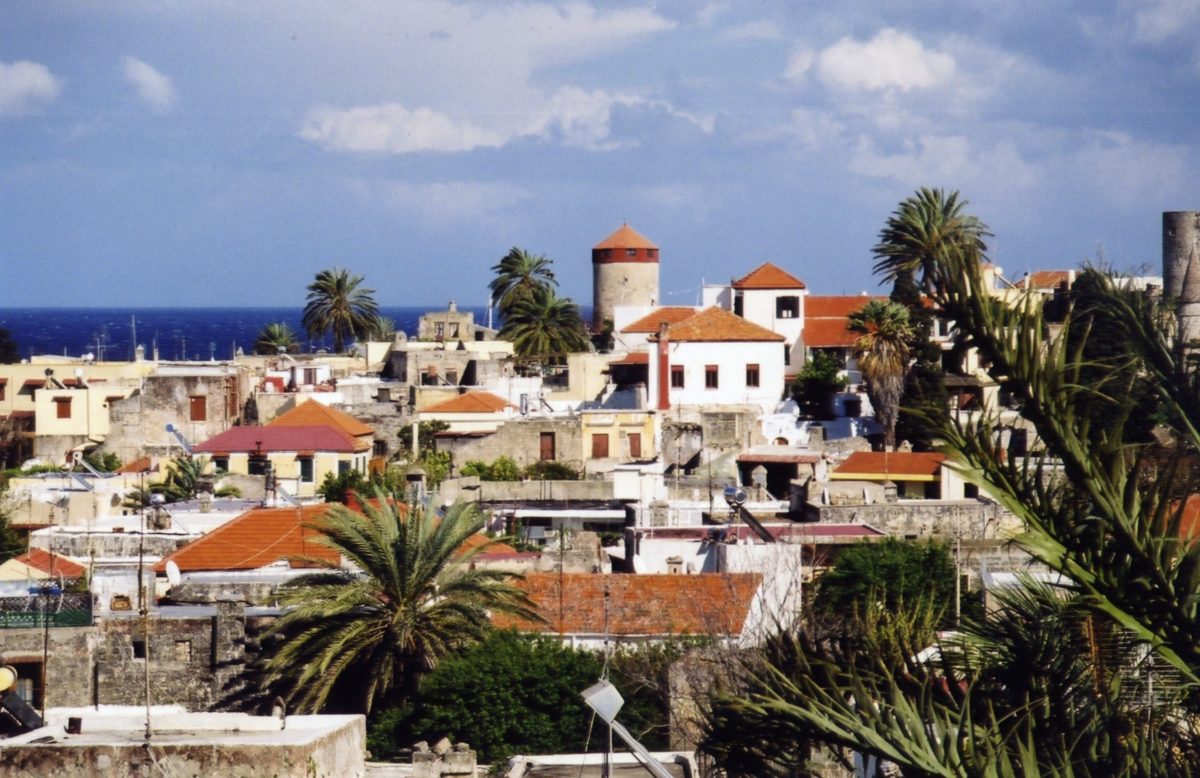 Reisen Sie günstig per Flugzeug zum Beispiel nach Rhodos (Foto: Wikimedia Commons - Glenlarson/Public Domain)
