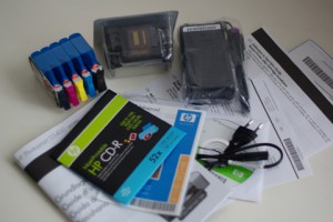 Der Drucker von Hewlett Packard kommt sogar mit einer leeren CD-ROM und Fotopapier