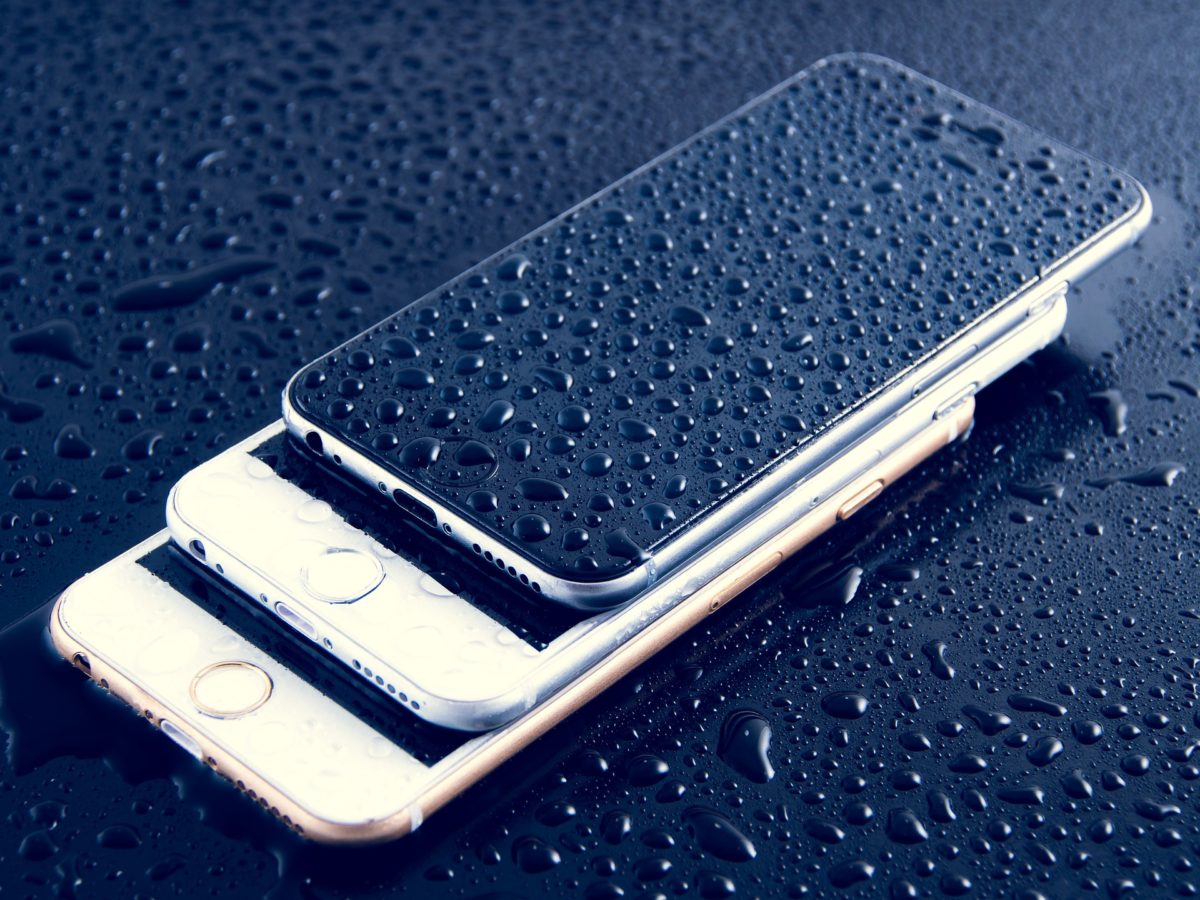 Nicht jedes Smartphone übersteht eine Wasserberührung gut