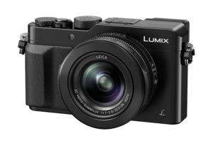 Die Panasonic Lumix LX100 besitzt den Bildsensor einer Micro-Four-Thirds-Kamera und ein lichtstarkes Objektiv sowie eine 4K-Videoaufnahme (Foto: Amazon.de)