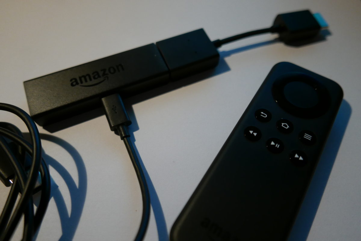 Zum Amazon Fire TV Stick wird eine Fernbedienung, ein Netzteil und ein HDMI-Extender mitgeliefert