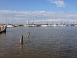 Segelboote am See. Solche kann man problemlos für einige Zeit mieten