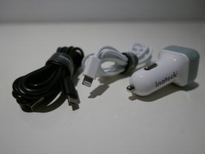 Der Inateck Autoladeadapter mit Lightning-Stecker und USB-Anschluss