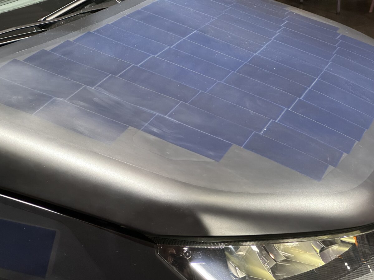 Solarzellen auf der Außenhaut des Autos, eine pfiffige Idee