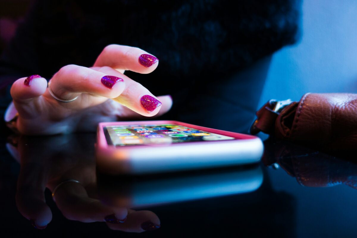 Glücksspiel per App oder Webseite – Gemeinsamkeiten und Unterschiede