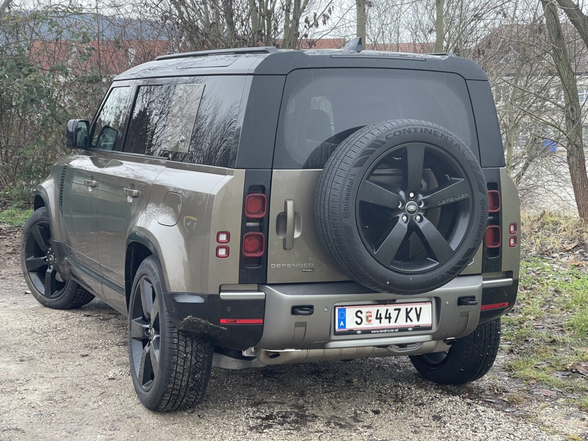 Der Land Rover Defender 110 ist eine stattliche Erscheinung.