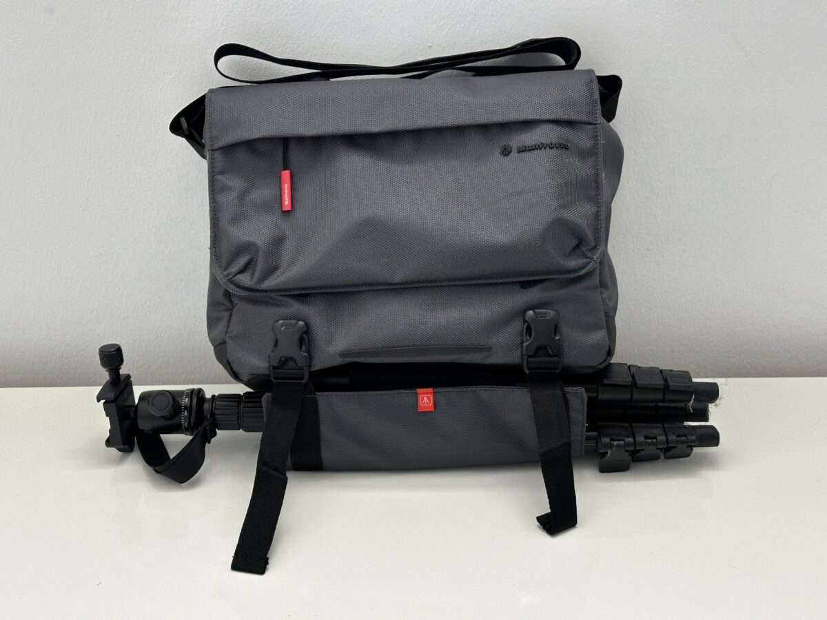 Die Manfrotto Manhattan Speedy 10 Tasche besitzt eine clever integrierte Stativbefestigung.