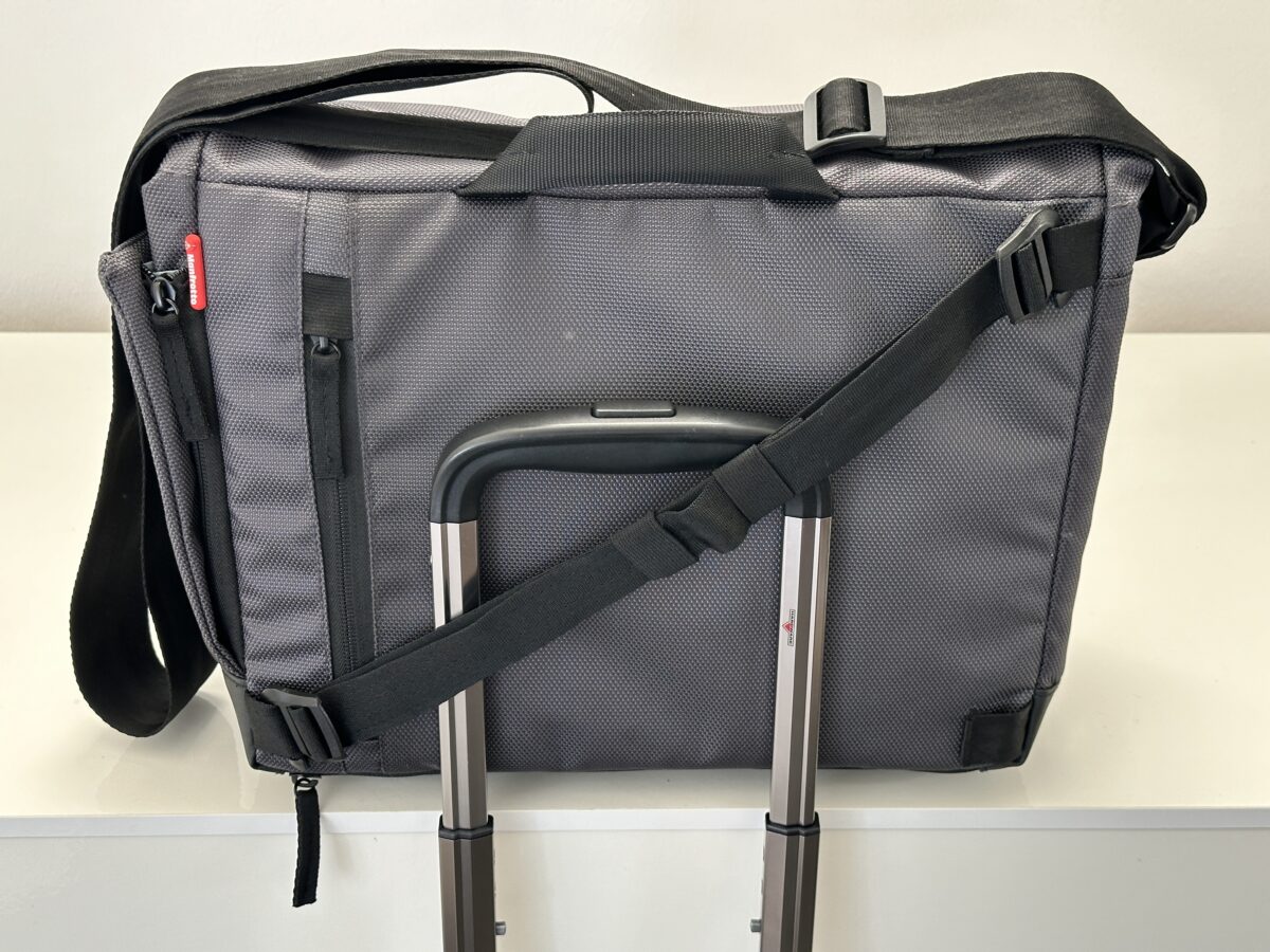 Die Manfrotto Manhattan Speedy 10 Photo- & DSLR-Messengertasche im Test kann einfach an einem Rollkoffer angebracht werden.
